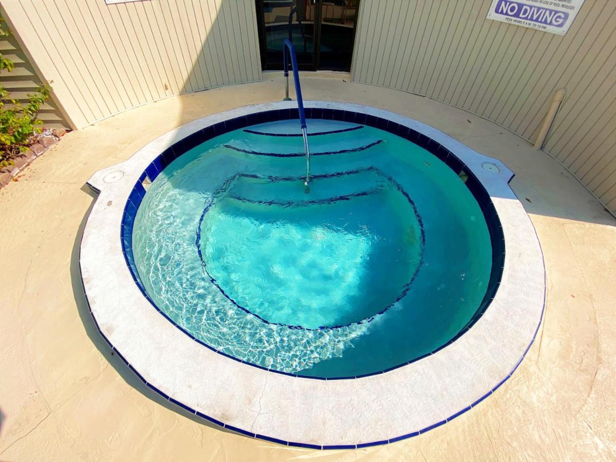 Camelot By The Sea Aparthotel Tierra Verde Exterior photo